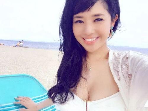 井村里子吃瓜,瓜田里的欢乐时光