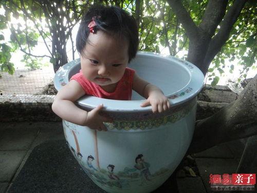 小朋友吃瓜搞怪,小朋友吃瓜搞怪瞬间