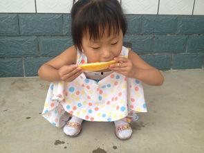 真实记录宝宝吃瓜,宝宝首次品尝西瓜的甜蜜瞬间